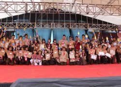 Para pemenang Festival Kendalisada 2026 Kwarcab Banyumas berfoto bersama memegang trofi kejuaraan di panggung GOR Satria Purwokerto.