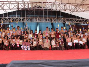 Para pemenang Festival Kendalisada 2026 Kwarcab Banyumas berfoto bersama memegang trofi kejuaraan di panggung GOR Satria Purwokerto.