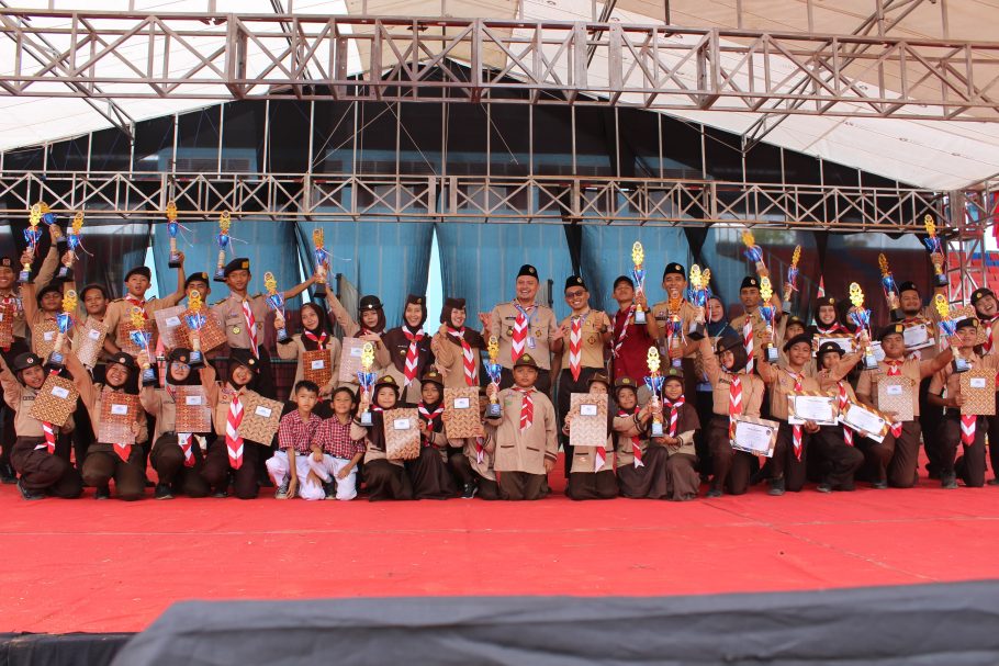 Para pemenang Festival Kendalisada 2026 Kwarcab Banyumas berfoto bersama memegang trofi kejuaraan di panggung GOR Satria Purwokerto.