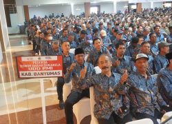Rombongan pendonor darah sukarela asal Kabupaten Banyumas mengenakan seragam batik biru mengacungkan jempol di Balairung Astina Hotel Semarang.
