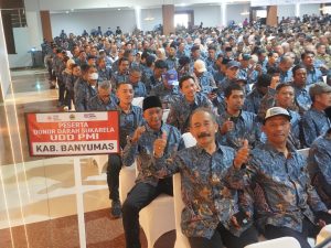 Rombongan pendonor darah sukarela asal Kabupaten Banyumas mengenakan seragam batik biru mengacungkan jempol di Balairung Astina Hotel Semarang.