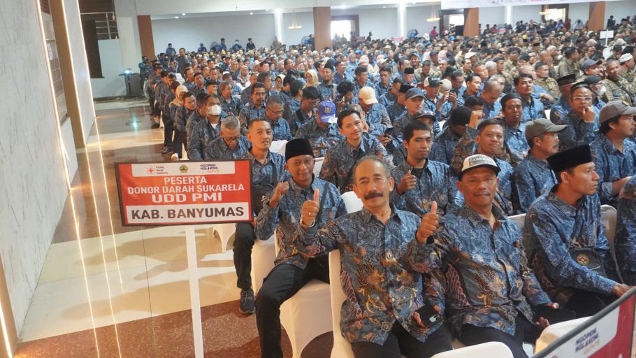 Rombongan pendonor darah sukarela asal Kabupaten Banyumas mengenakan seragam batik biru mengacungkan jempol di Balairung Astina Hotel Semarang.