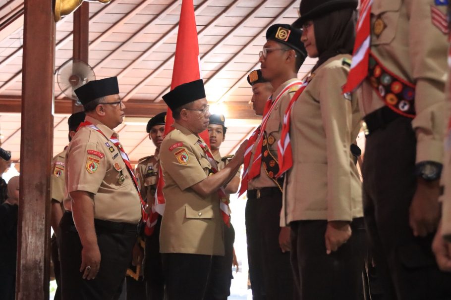 Bupati Banyumas Sadewo Tri Lastiono memasangkan kacu dan tanda pengukuhan kepada anggota Pasukan Tunas Muda 2026 di Pendopo Sipanji Purwokerto.