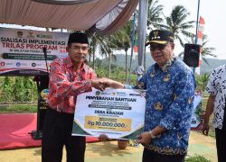 Bupati Banyumas Sadewo Tri Lastiono menyerahkan bantuan ekonomi produktif BAZNAS senilai Rp10 juta secara simbolis kepada warga Desa Krajan, Pekuncen.