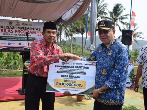 Bupati Banyumas Sadewo Tri Lastiono menyerahkan bantuan ekonomi produktif BAZNAS senilai Rp10 juta secara simbolis kepada warga Desa Krajan, Pekuncen.
