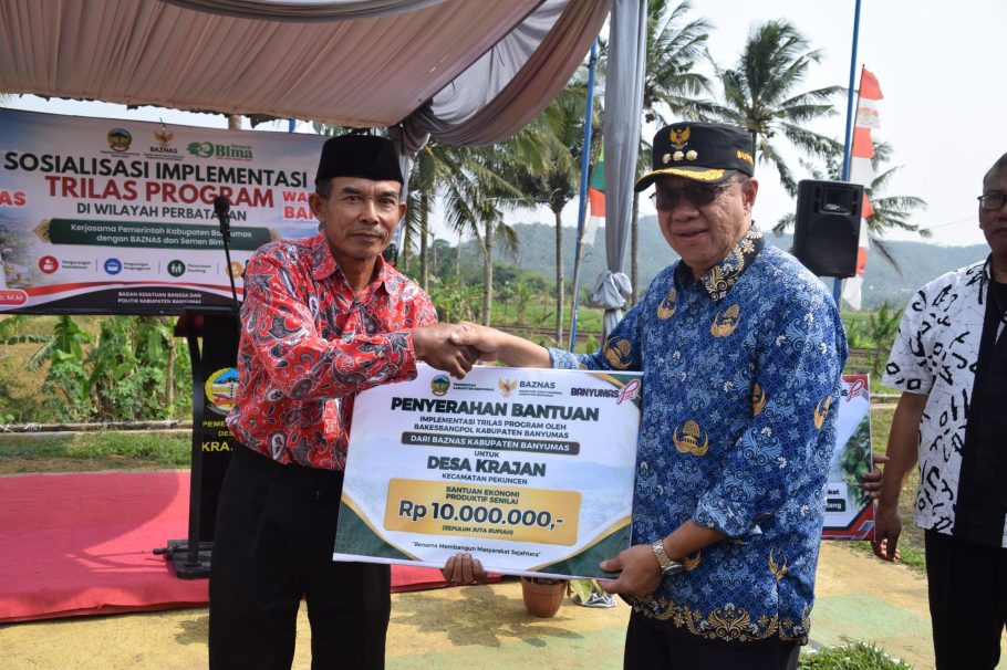 Bupati Banyumas Sadewo Tri Lastiono menyerahkan bantuan ekonomi produktif BAZNAS senilai Rp10 juta secara simbolis kepada warga Desa Krajan, Pekuncen.