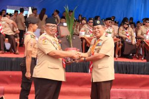 Bupati Banyumas Sadewo Tri Lastiono bersama tokoh Pramuka memegang cikal bibit kelapa dalam penutupan Estafet Tunas Kelapa Jateng di GOR Satria Purwokerto