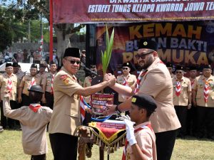 Bupati Banyumas Sadewo Tri Lastiono menerima bibit tunas kelapa dari Wakil Bupati Purbalingga Dimas Prasetyahani dalam acara Estafet Tunas Kelapa 2026.