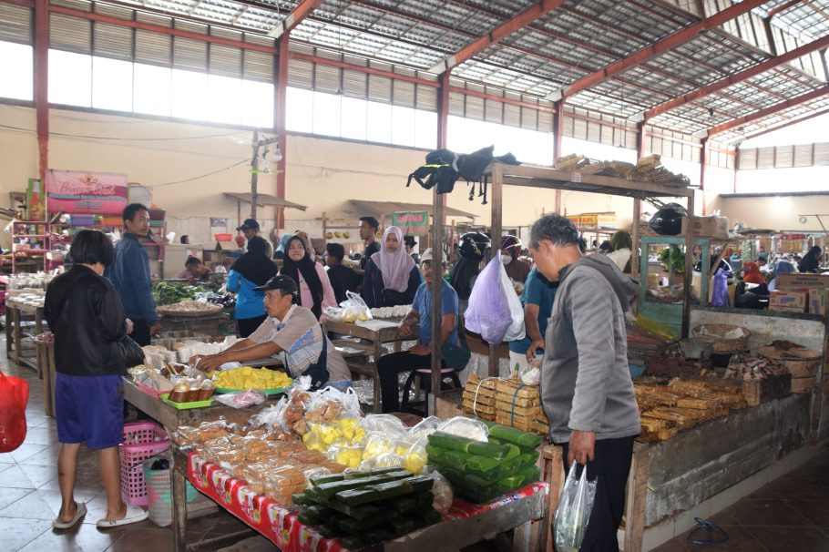 Pedagang dan pembeli melakukan transaksi jual beli di area lapak bahan pangan dan jajanan Pasar Sokaraja Banyumas.