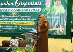 Wakil Bupati Banyumas Dwi Asih Lintarti memberikan pengarahan di podium pada acara Konsolidasi dan Penguatan Organisasi Muslimat NU Jawa Tengah di Purwokerto.