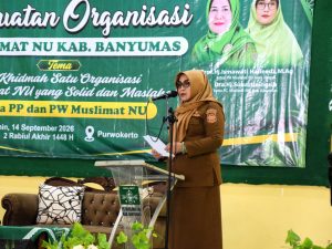 Wakil Bupati Banyumas Dwi Asih Lintarti memberikan pengarahan di podium pada acara Konsolidasi dan Penguatan Organisasi Muslimat NU Jawa Tengah di Purwokerto.