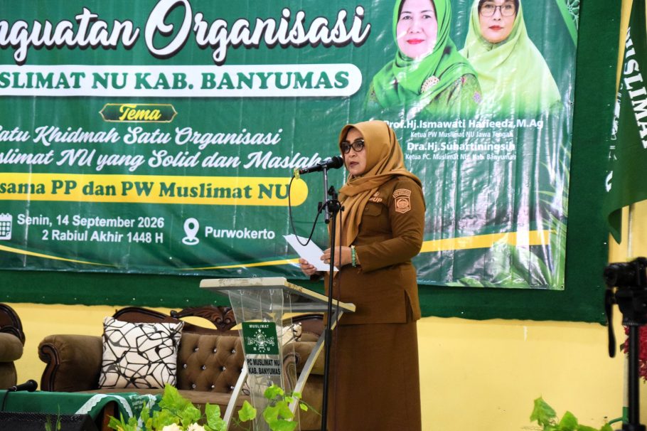 Wakil Bupati Banyumas Dwi Asih Lintarti memberikan pengarahan di podium pada acara Konsolidasi dan Penguatan Organisasi Muslimat NU Jawa Tengah di Purwokerto.