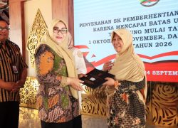 Wakil Bupati Banyumas Dwi Asih Lintarti secara simbolis menyerahkan dokumen SK pensiun kepada seorang ASN perempuan di Pendopo Si Panji Purwokerto.