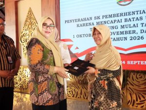 Wakil Bupati Banyumas Dwi Asih Lintarti secara simbolis menyerahkan dokumen SK pensiun kepada seorang ASN perempuan di Pendopo Si Panji Purwokerto.