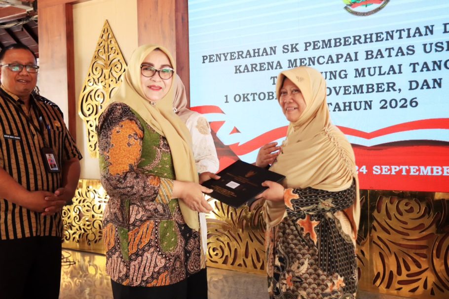 Wakil Bupati Banyumas Dwi Asih Lintarti secara simbolis menyerahkan dokumen SK pensiun kepada seorang ASN perempuan di Pendopo Si Panji Purwokerto.