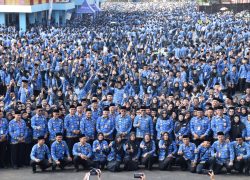 Ribuan ASN Pemkab Banyumas mengenakan seragam batik Korpri biru berkumpul memadati area luar GOR Satria Purwokerto dalam Apel Akbar Pembinaan ASN bersama BKN RI.