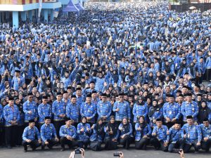 Ribuan ASN Pemkab Banyumas mengenakan seragam batik Korpri biru berkumpul memadati area luar GOR Satria Purwokerto dalam Apel Akbar Pembinaan ASN bersama BKN RI.