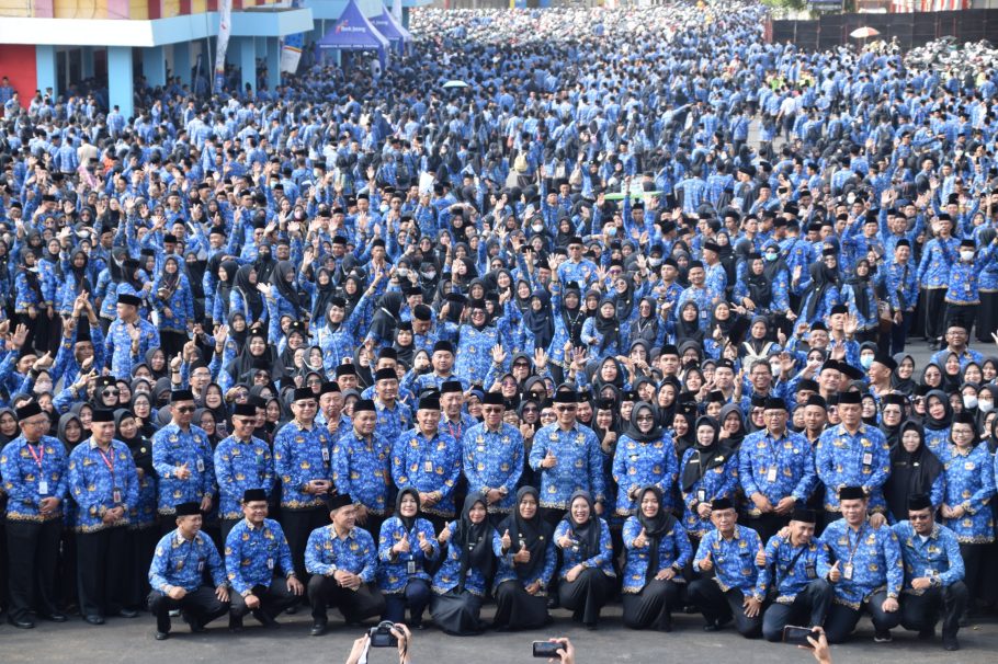 Ribuan ASN Pemkab Banyumas mengenakan seragam batik Korpri biru berkumpul memadati area luar GOR Satria Purwokerto dalam Apel Akbar Pembinaan ASN bersama BKN RI.