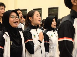 Sejumlah atlet muda kontingen Kabupaten Banyumas mengenakan jaket resmi bersiap menyanyikan lagu Indonesia Raya saat pembekalan Porprov Jateng 2026.