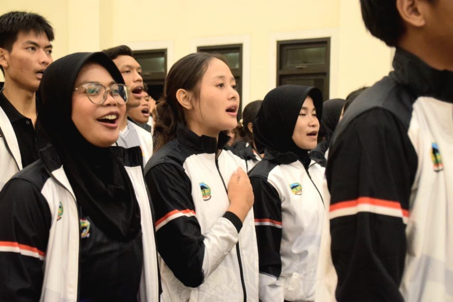Sejumlah atlet muda kontingen Kabupaten Banyumas mengenakan jaket resmi bersiap menyanyikan lagu Indonesia Raya saat pembekalan Porprov Jateng 2026.