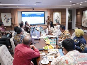 Bupati Banyumas Sadewo Tri Lastiono memaparkan inovasi etalase digital bedah rumah di hadapan Menteri PKP Maruarar Sirait dan perwakilan swasta di Jakarta.