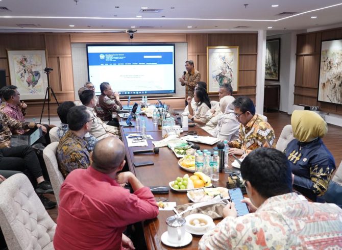 Bupati Banyumas Sadewo Tri Lastiono memaparkan inovasi etalase digital bedah rumah di hadapan Menteri PKP Maruarar Sirait dan perwakilan swasta di Jakarta.