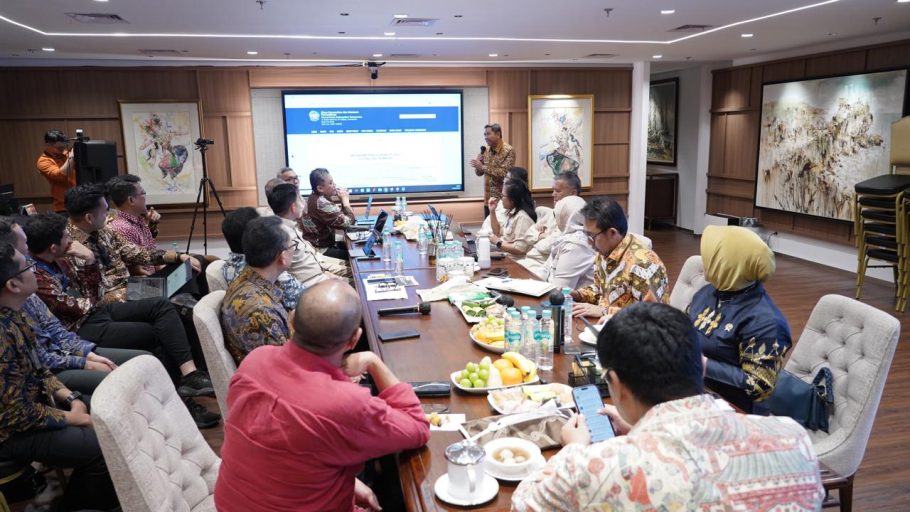 Bupati Banyumas Sadewo Tri Lastiono memaparkan inovasi etalase digital bedah rumah di hadapan Menteri PKP Maruarar Sirait dan perwakilan swasta di Jakarta.