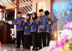 Bupati Banyumas Sadewo Tri Lastiono memukul gong didampingi Kepala BKN RI Zudan Arif saat peluncuran Manajemen Talenta ASN di Pendopo Sipanji Purwokerto.