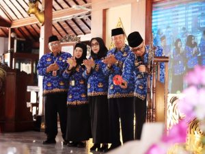 Bupati Banyumas Sadewo Tri Lastiono memukul gong didampingi Kepala BKN RI Zudan Arif saat peluncuran Manajemen Talenta ASN di Pendopo Sipanji Purwokerto.