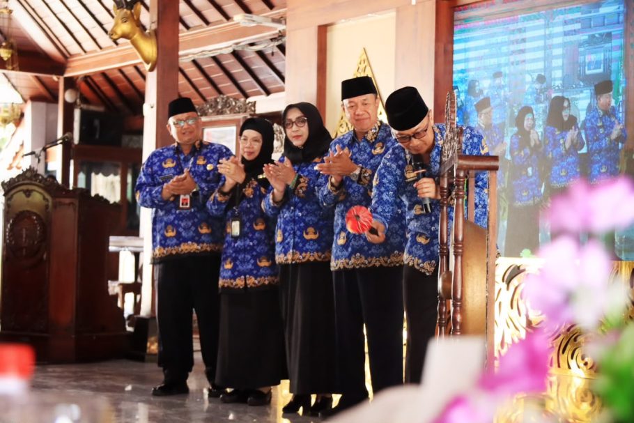 Bupati Banyumas Sadewo Tri Lastiono memukul gong didampingi Kepala BKN RI Zudan Arif saat peluncuran Manajemen Talenta ASN di Pendopo Sipanji Purwokerto.