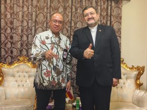 Bupati Banyumas Sadewo Tri Lastiono batik dan Duta Besar Iran Mohammad Boroujerdi berpose salam jempol membahas hibah alat kesehatan RSU Purwokerto Pabuaran