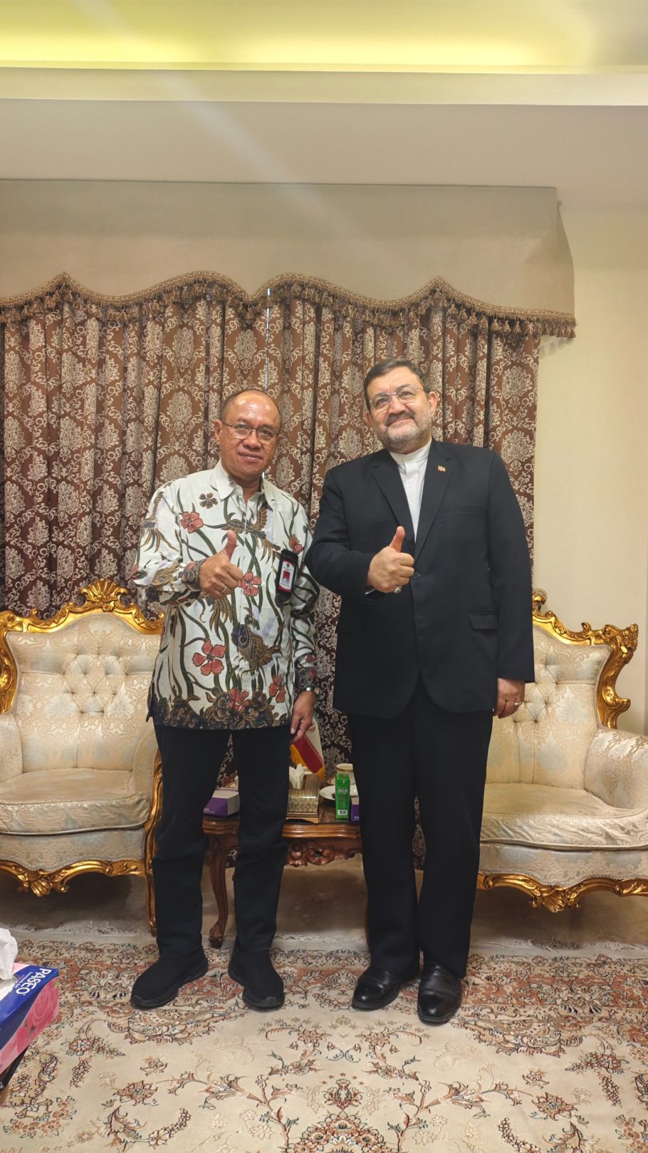 Bupati Banyumas Sadewo Tri Lastiono batik dan Duta Besar Iran Mohammad Boroujerdi berpose salam jempol membahas hibah alat kesehatan RSU Purwokerto Pabuaran