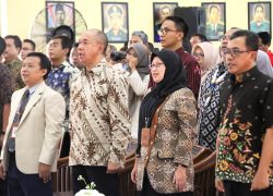 Bupati Banyumas Sadewo Tri Lastiono dan Kepala BBPMP Jateng Nugraheni Triastuti berdiri pada Open House SNT 2 Banyumas.