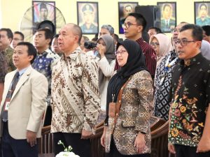 Bupati Banyumas Sadewo Tri Lastiono dan Kepala BBPMP Jateng Nugraheni Triastuti berdiri pada Open House SNT 2 Banyumas.