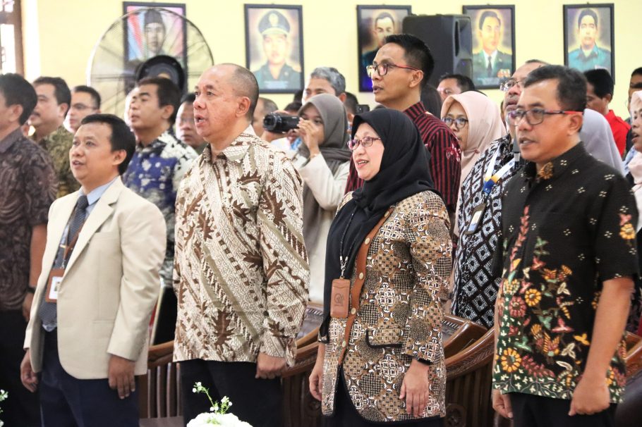 Bupati Banyumas Sadewo Tri Lastiono dan Kepala BBPMP Jateng Nugraheni Triastuti berdiri pada Open House SNT 2 Banyumas.