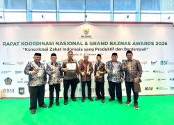 Bupati Banyumas Sadewo Tri Lastiono bersama jajaran pengurus BAZNAS Banyumas memegang piagam dan trofi pada ajang Grand BAZNAS Awards 2026 di Jakarta.