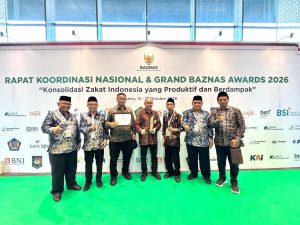 Bupati Banyumas Sadewo Tri Lastiono bersama jajaran pengurus BAZNAS Banyumas memegang piagam dan trofi pada ajang Grand BAZNAS Awards 2026 di Jakarta.