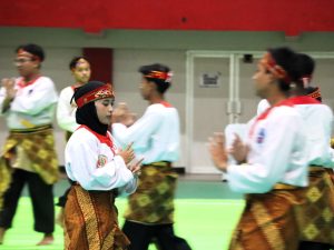 Pesilat wanita berhijab memperagakan jurus tanding pada Kejurlat Pencak Silat Banyumas 2026 di GOR Satria Purwokerto.