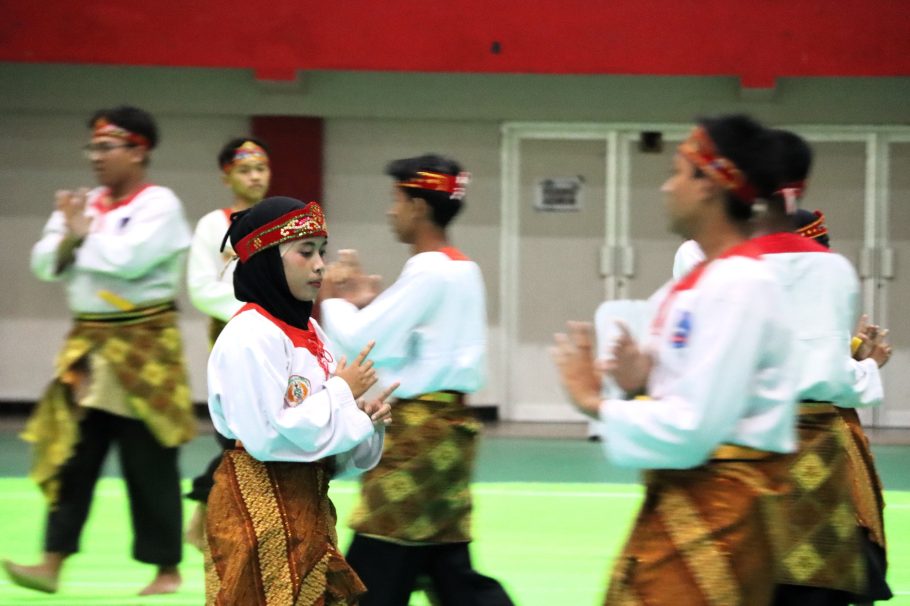 Pesilat wanita berhijab memperagakan jurus tanding pada Kejurlat Pencak Silat Banyumas 2026 di GOR Satria Purwokerto.