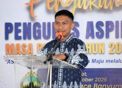 Ketua Umum ASPIKMAS Kukuh Prasetio sedang menyampaikan pidato sambutan di atas podium saat pengukuhan pengurus di Hetero Space Purwokerto