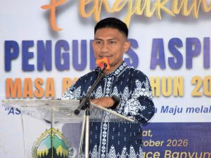 Ketua Umum ASPIKMAS Kukuh Prasetio sedang menyampaikan pidato sambutan di atas podium saat pengukuhan pengurus di Hetero Space Purwokerto