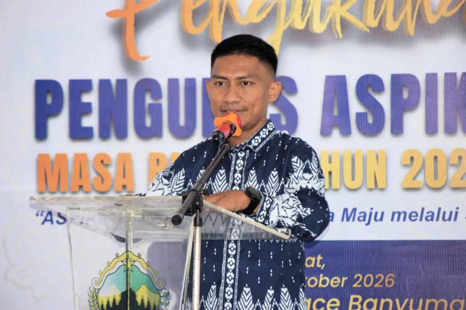 Ketua Umum ASPIKMAS Kukuh Prasetio sedang menyampaikan pidato sambutan di atas podium saat pengukuhan pengurus di Hetero Space Purwokerto