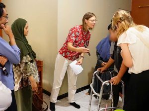 Tim pakar kesehatan Belanda dan dokter RSUD Banyumas memantau pasien hemofilia B belajar berjalan menggunakan alat walker di Punggelan.