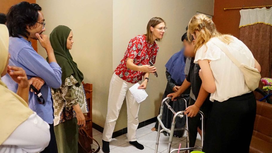 Tim pakar kesehatan Belanda dan dokter RSUD Banyumas memantau pasien hemofilia B belajar berjalan menggunakan alat walker di Punggelan.