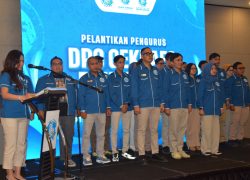Penyerahan dokumen berkas acara pada prosesi pelantikan pengurus DPC Gekrafs Banyumas di Ballroom Hotel Luminor Purwokerto.