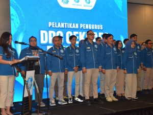 Penyerahan dokumen berkas acara pada prosesi pelantikan pengurus DPC Gekrafs Banyumas di Ballroom Hotel Luminor Purwokerto.
