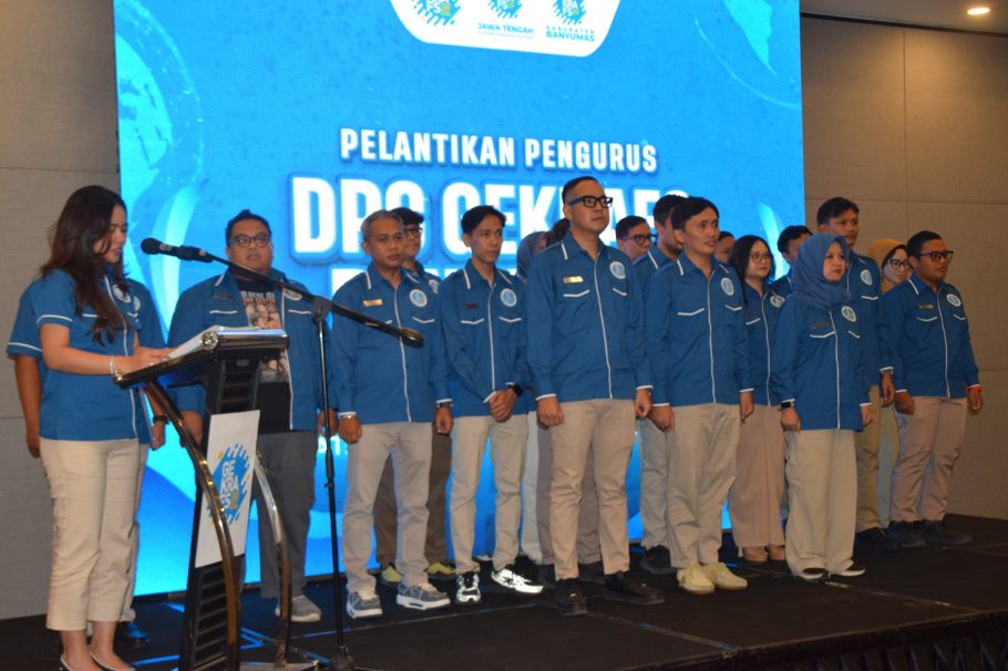 Penyerahan dokumen berkas acara pada prosesi pelantikan pengurus DPC Gekrafs Banyumas di Ballroom Hotel Luminor Purwokerto.