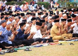 Bupati Banyumas Sadewo Tri Lastiono bersama warga dan pejabat duduk bersila menadahkan tangan berdoa dalam Salat Istisqa di Alun-Alun Purwokerto.