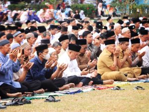 Bupati Banyumas Sadewo Tri Lastiono bersama warga dan pejabat duduk bersila menadahkan tangan berdoa dalam Salat Istisqa di Alun-Alun Purwokerto.