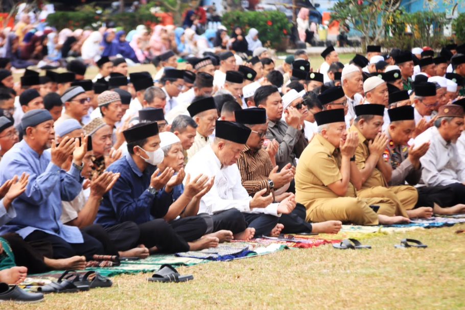 Bupati Banyumas Sadewo Tri Lastiono bersama warga dan pejabat duduk bersila menadahkan tangan berdoa dalam Salat Istisqa di Alun-Alun Purwokerto.